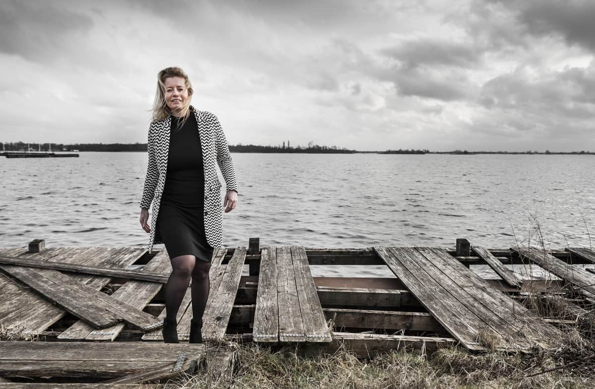 Overheid zwemt in eigen asielfuik – in achtertuin van Marianne Zwagerman