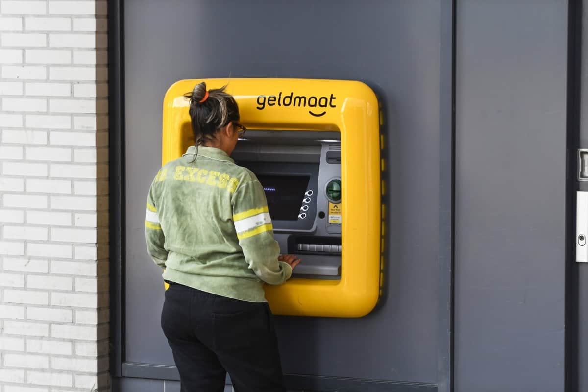 Banken blokkeren geld, en ruimen pinautomaten op: ‘Landelijk het beleid’