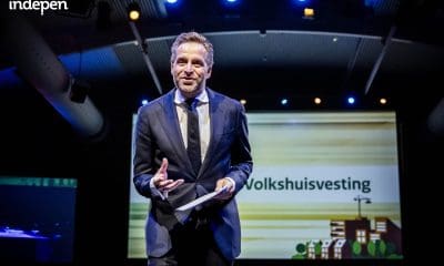 Woningmarkt dendert het ravijn in zoals experts voorspelden